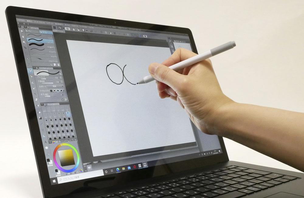 Surface Laptop 4でイラストを描いているところ